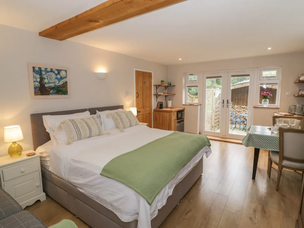 image of bedroom studio-style cottage in Childswickham