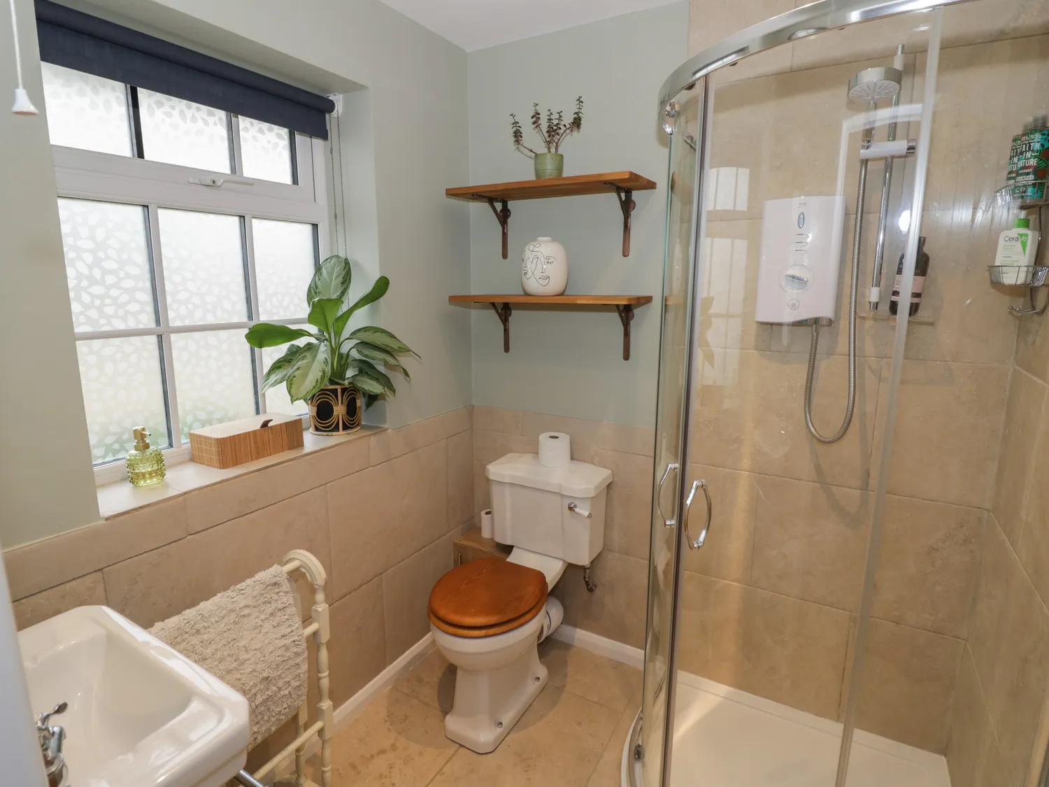 image of bathroom studio-style cottage in Childswickham
